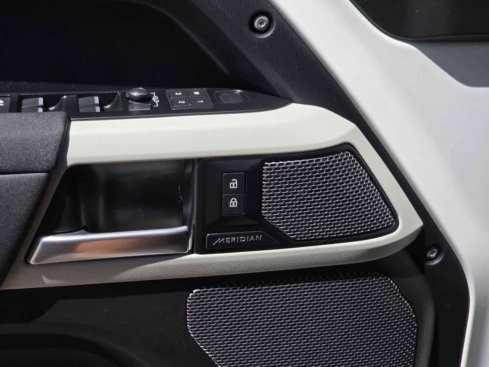 Used 2021 Fuji White Land Rover SE image 32