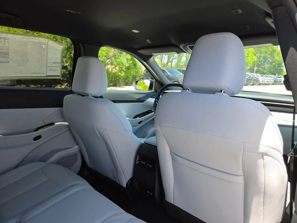 New 2026 Diamond Black Crystal Pearlcoat Jeep Laredo image 17