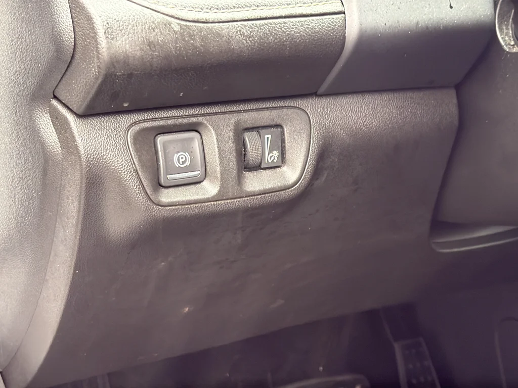 Used 2020 White GMC SLE image 28