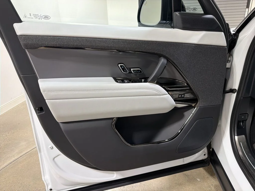 Used 2023 Fuji White Land Rover SE image 9