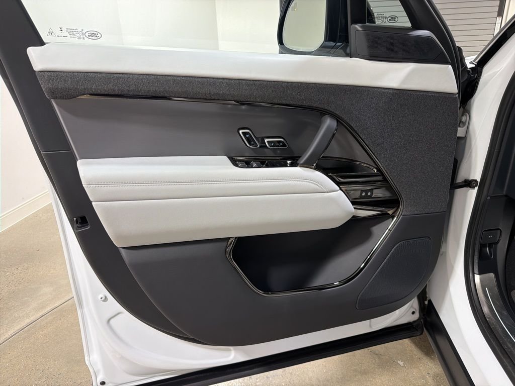 Certified Used 2023 Fuji White Land Rover SE image 9
