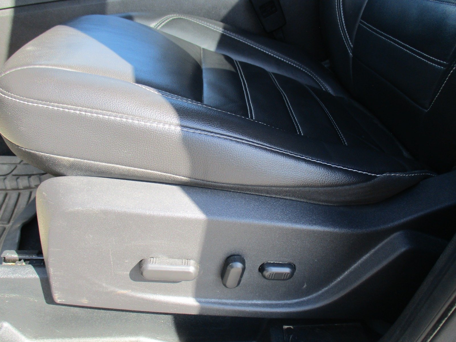Used 2017 SILVER Ford Titanium image 11