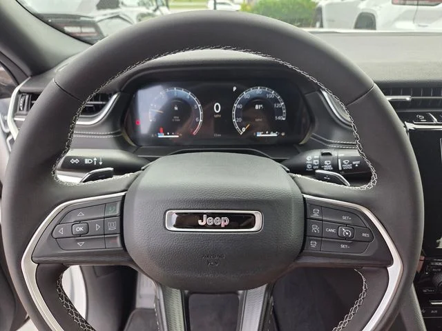 New 2026 Bright White Clear-Coat Exterior Paint Jeep Laredo image 28