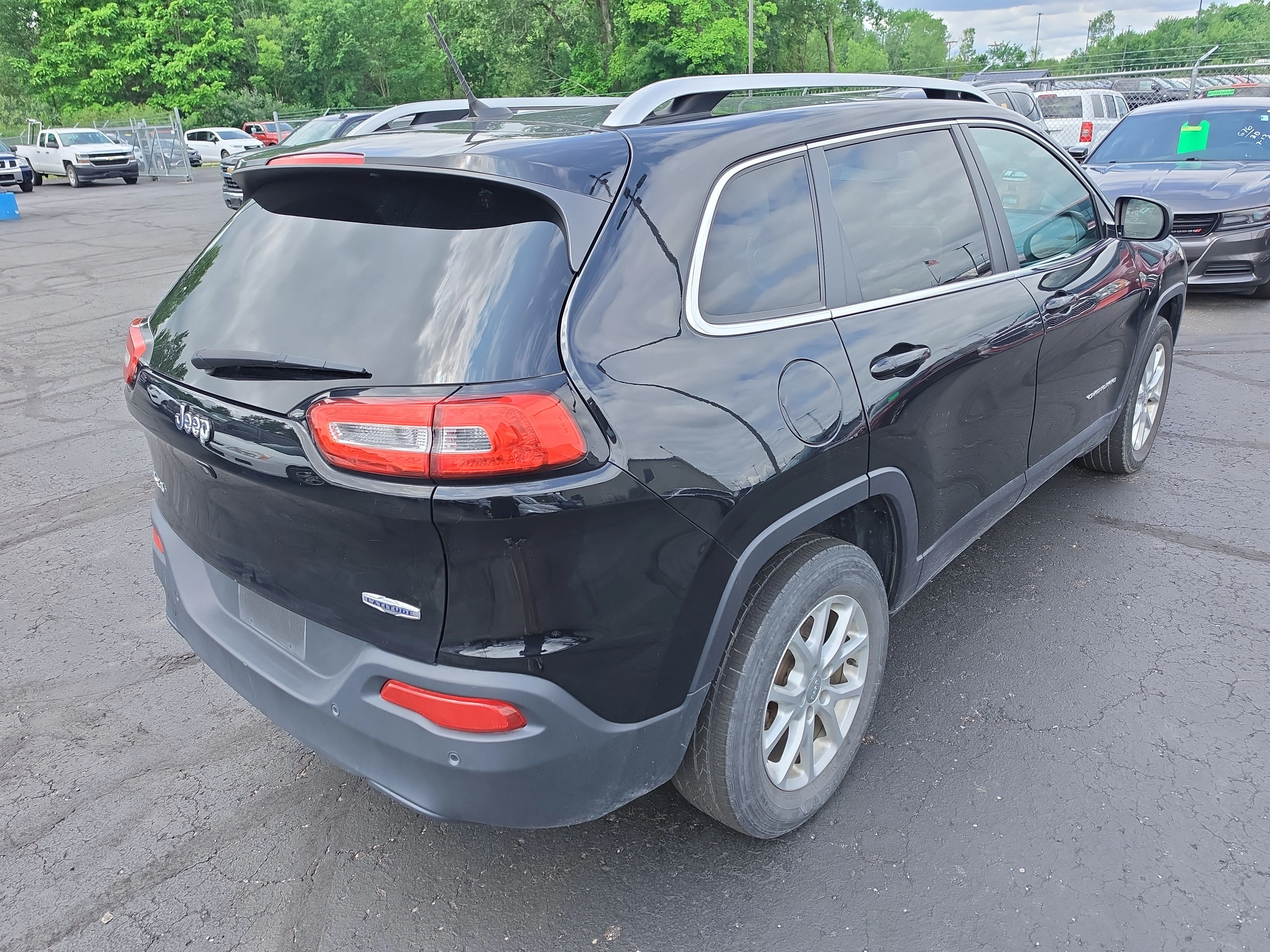 Used 2018 Diamond Black Crystal Pearlcoat Jeep Latitude image 3