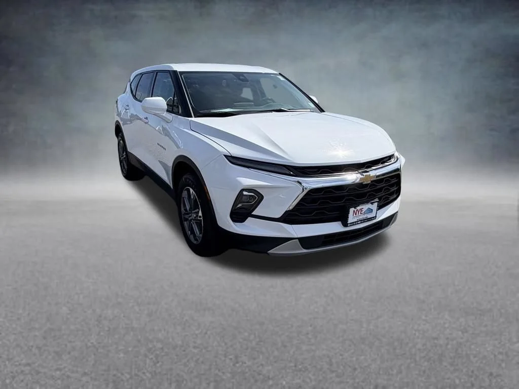 Used 2025 Summit White Chevrolet 2LT image 8