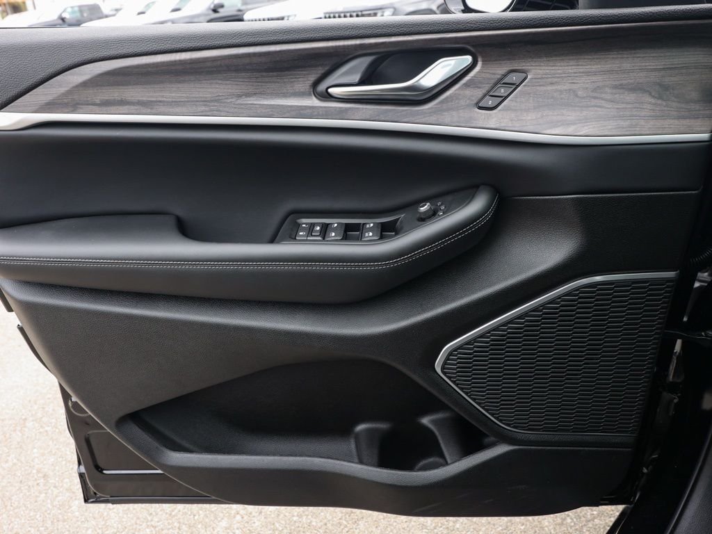 New 2026 Diamond Black Crystal Pearl-Coat Exterior Paint Jeep Limited image 22