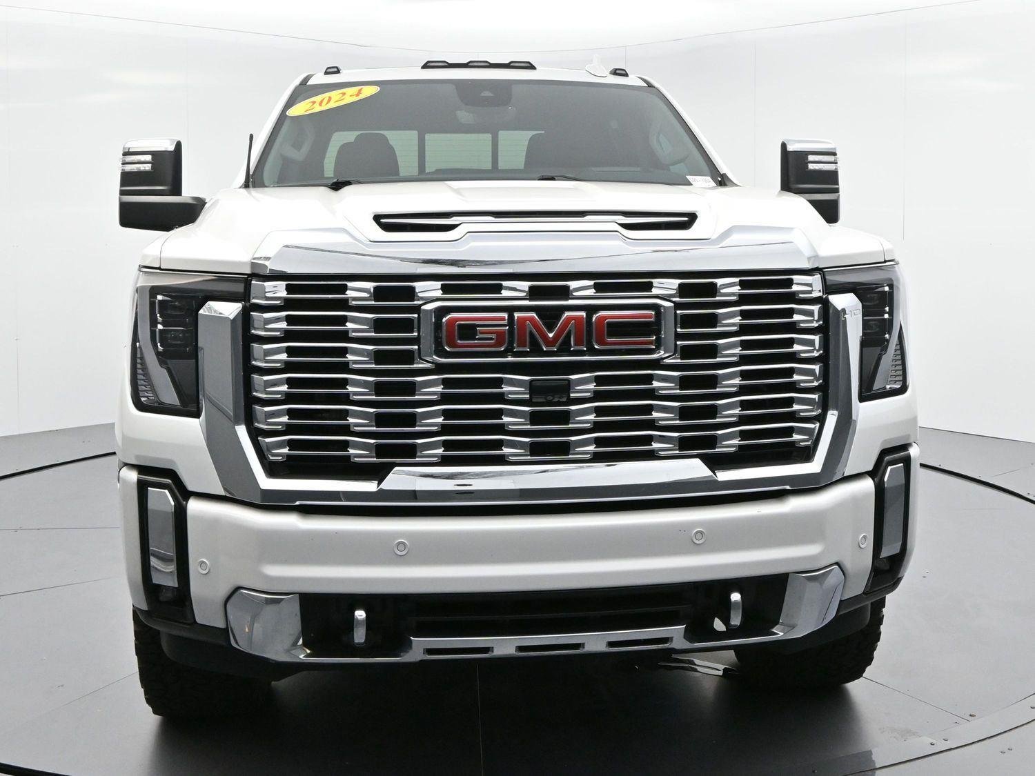 Used 2024 White Frost Tricoat GMC Denali image 2