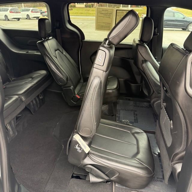 Used 2025  Chrysler Select image 46