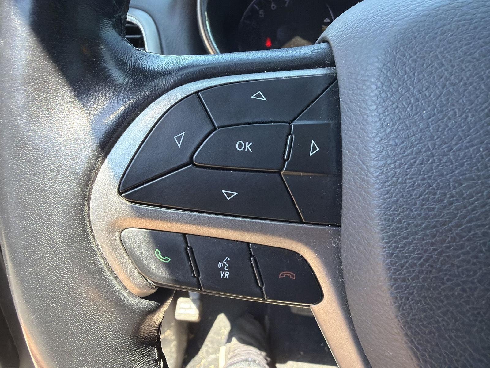 Used 2020 Diamond Black Crystal Pearlcoat Jeep Altitude image 18