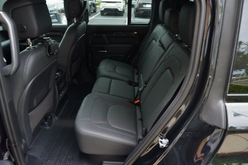 Certified Used 2025 Black Land Rover X-Dynamic SE image 34