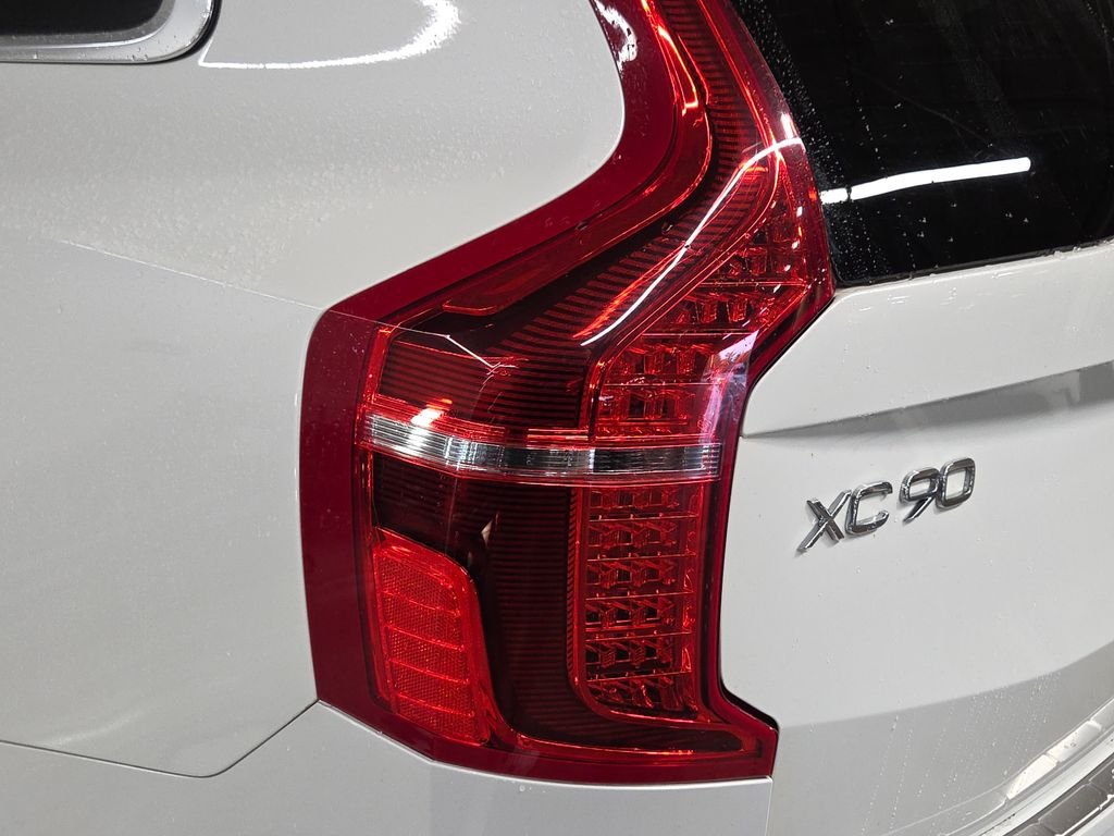 Used 2020 White Volvo T6 Momentum image 14