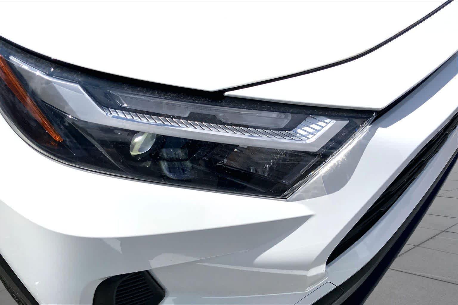 Used 2025 Ice Cap Toyota Hybrid XLE image 24