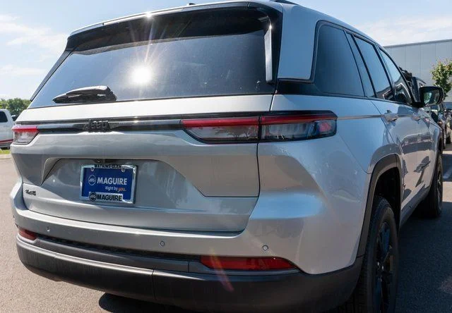 New 2026 Silver Zynith Exterior Paint Jeep Altitude image 5