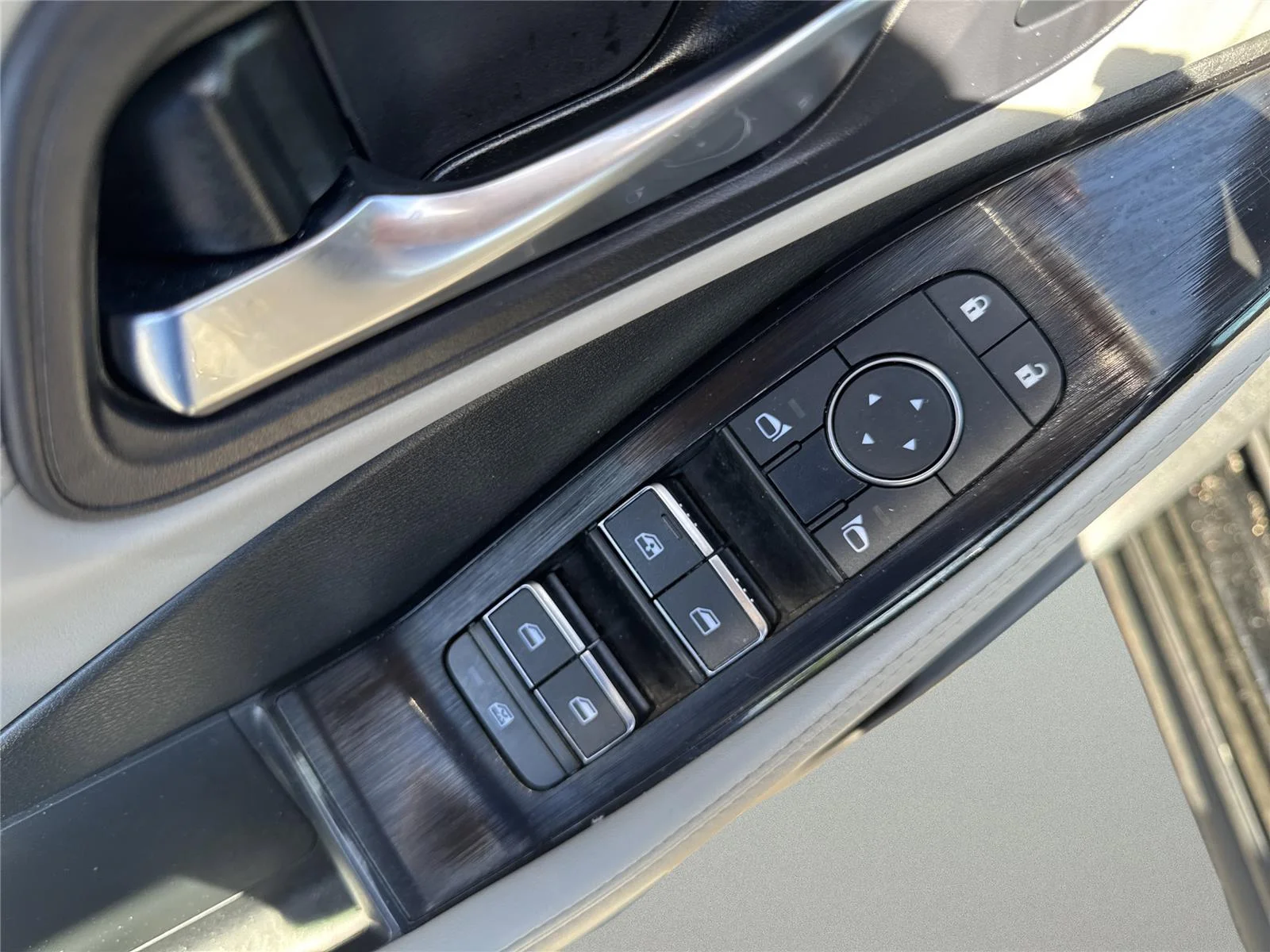 Used 2023 Super Black Nissan SL image 18