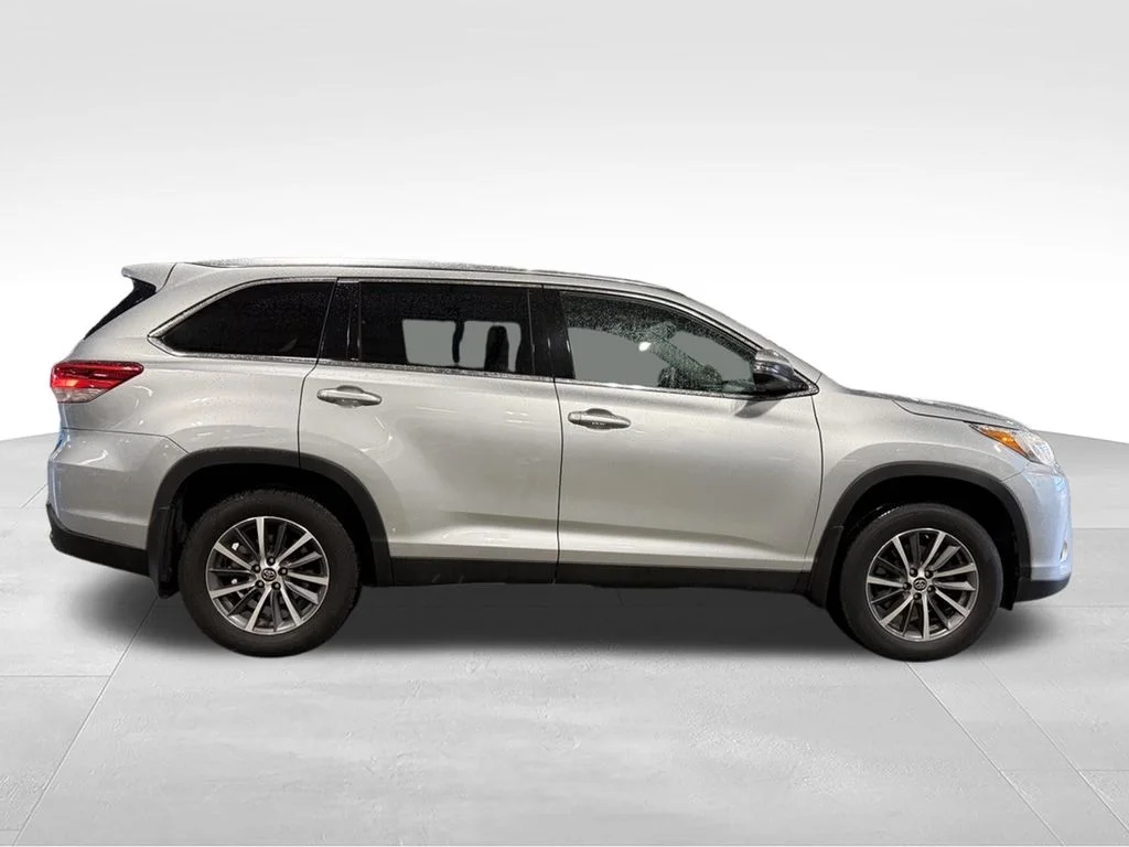 Used 2019 Silver Toyota XLE image 28