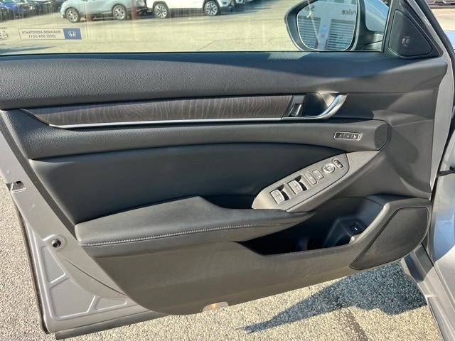Used 2018 Lunar Silver Metallic Honda Touring image 10
