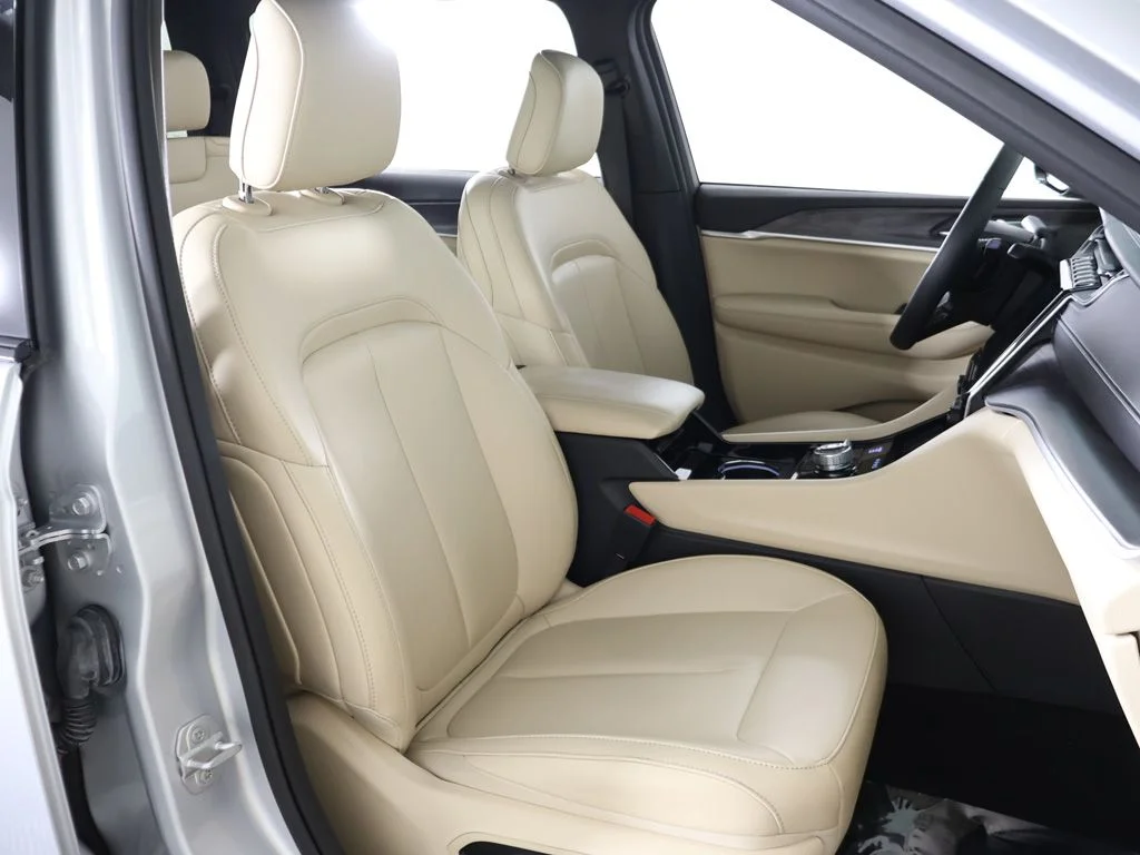 Used 2023 Silver Jeep Limited image 35