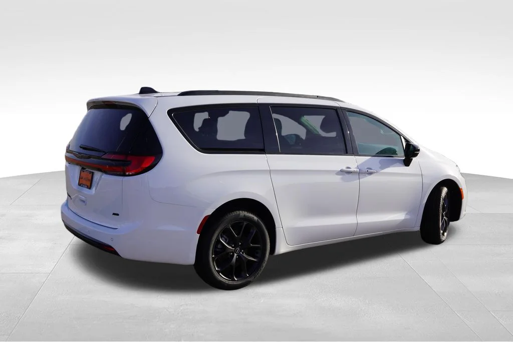 New 2026 Bright White Clear-Coat Exterior Paint Chrysler Select image 4