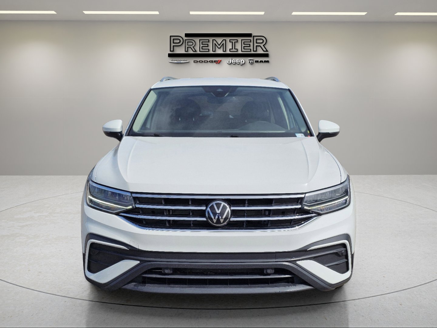 Used 2024 Pure White Volkswagen SE image 2