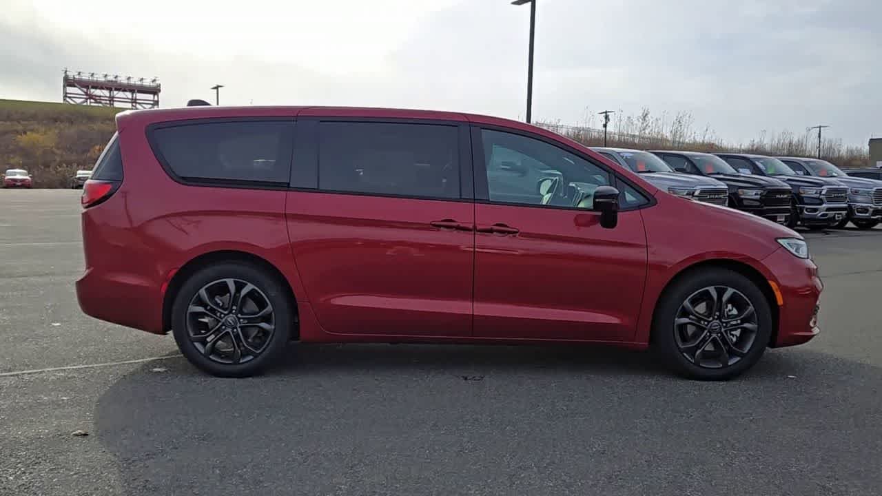 2026 Chrysler Pacifica Select - Photo 9