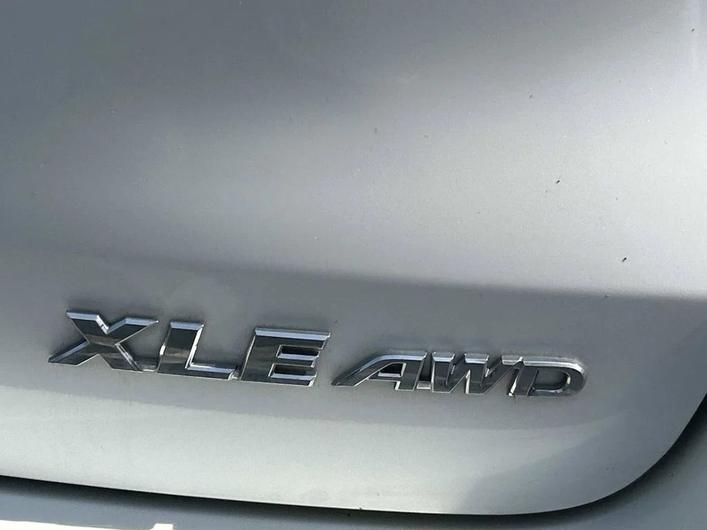 Used 2016 White Toyota XLE V6 image 9
