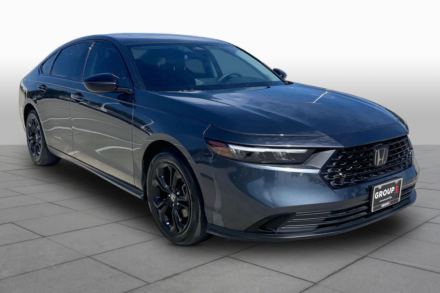 Used 2025 Meteorite Gray Metallic Honda SE image 3