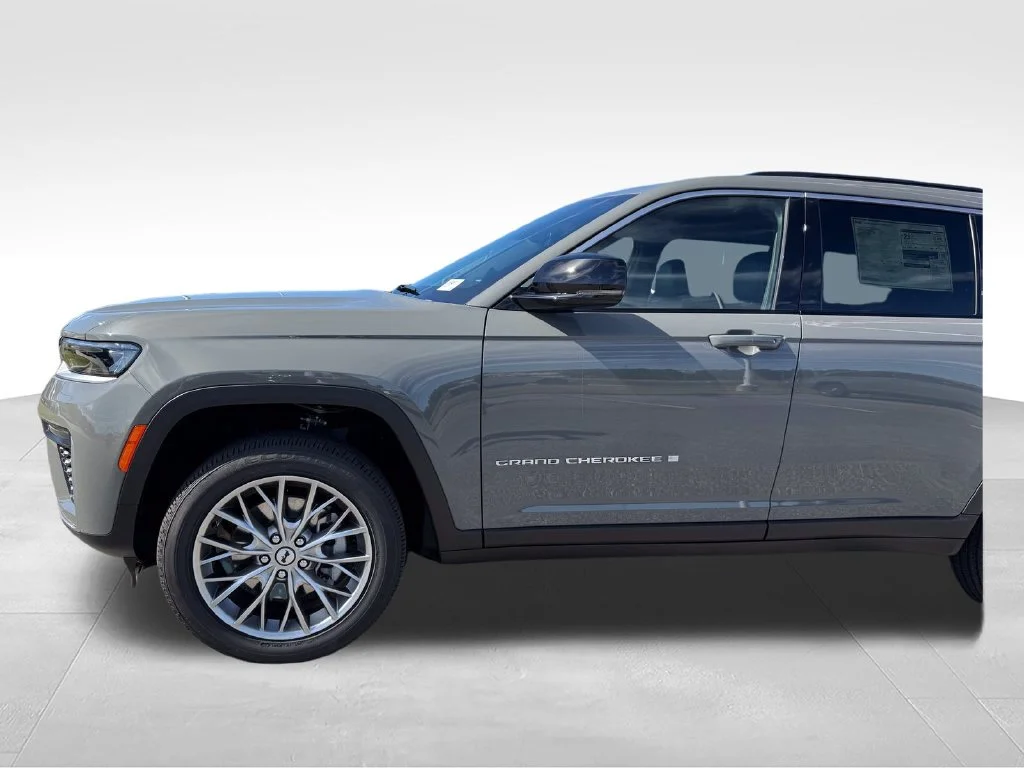 New 2027 Sting-Gray Clear-Coat Paint Jeep Limited image 24