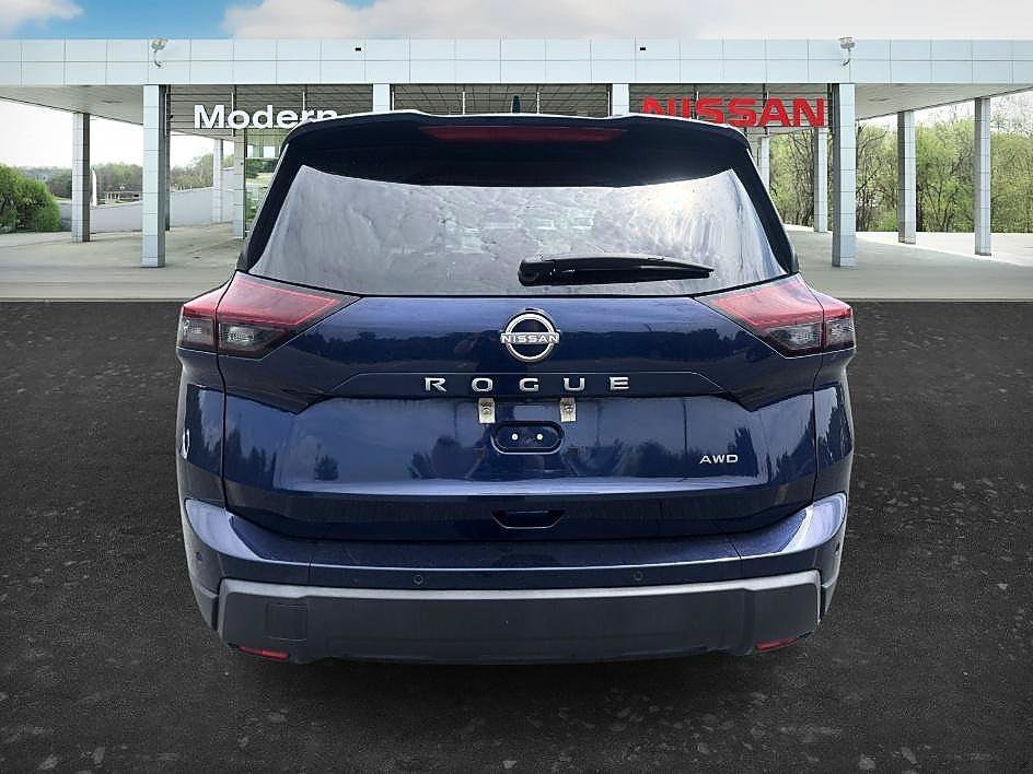 Used 2025 Deep Ocean Blue Pearl Nissan SV image 4