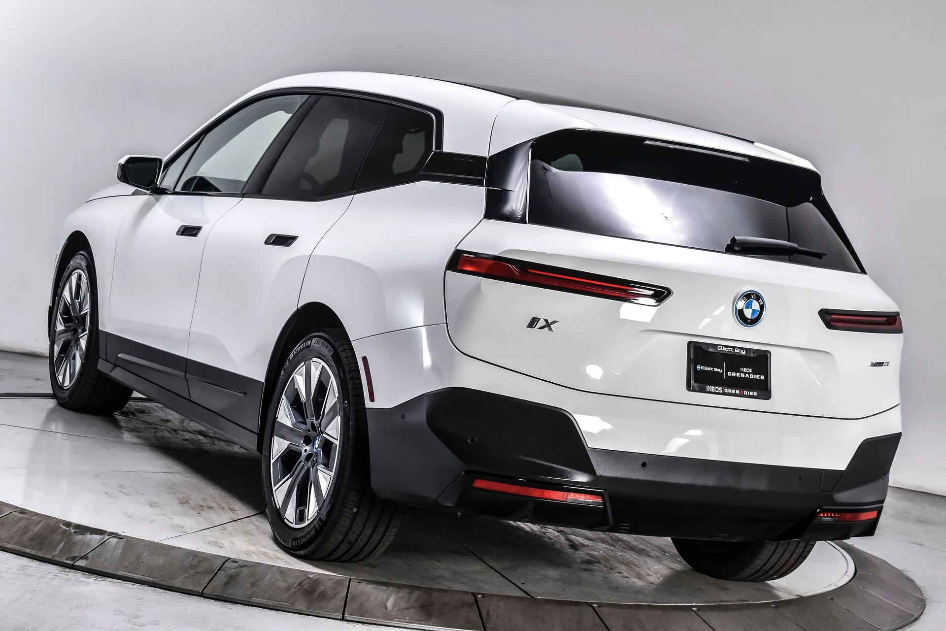 Used 2024 Alpine White BMW xDrive50 image 4