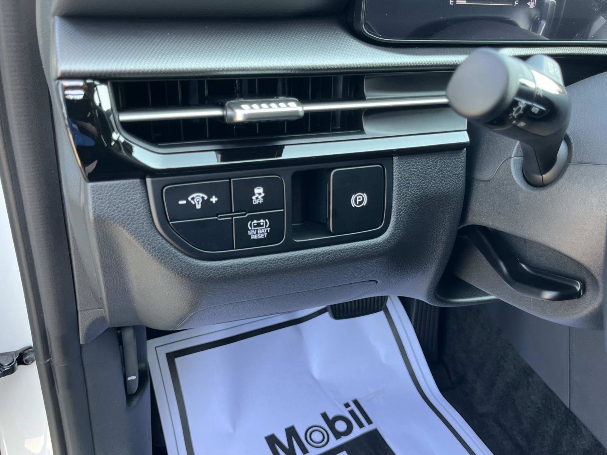 New 2026 Snow White Pearl Kia S image 26