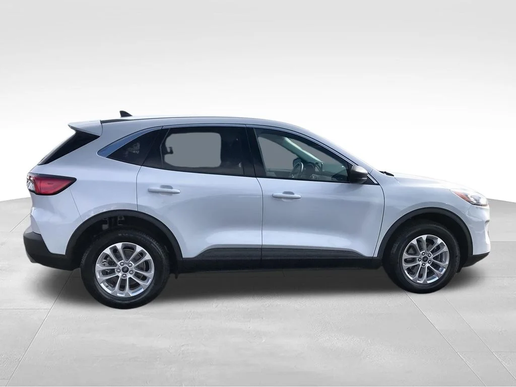 Used 2022 White Ford SE image 11