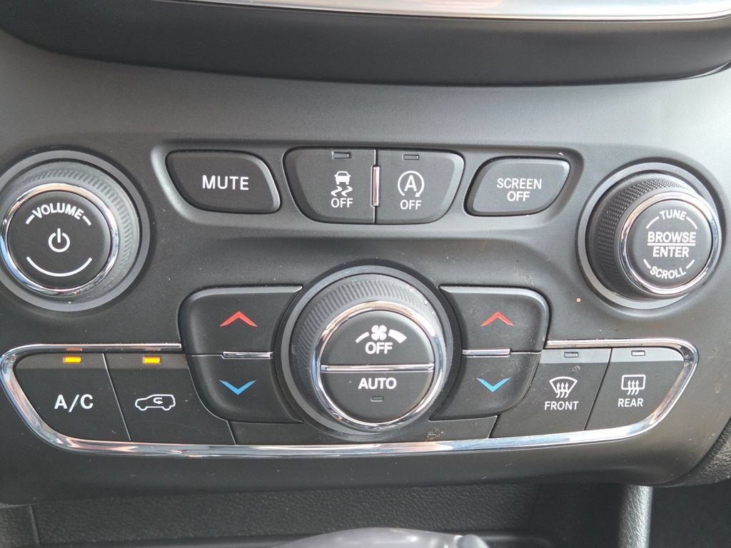 Used 2022 Granite Crystal Metallic Clearcoat Jeep Latitude Lux image 14