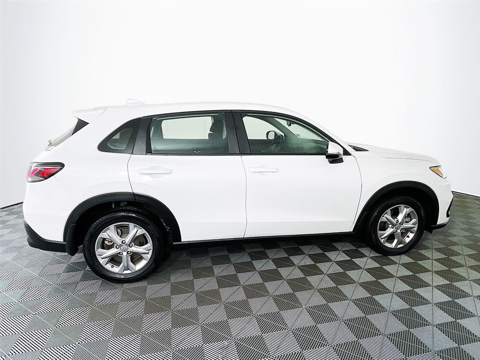 Used 2023 Platinum White Pearl Honda LX image 10