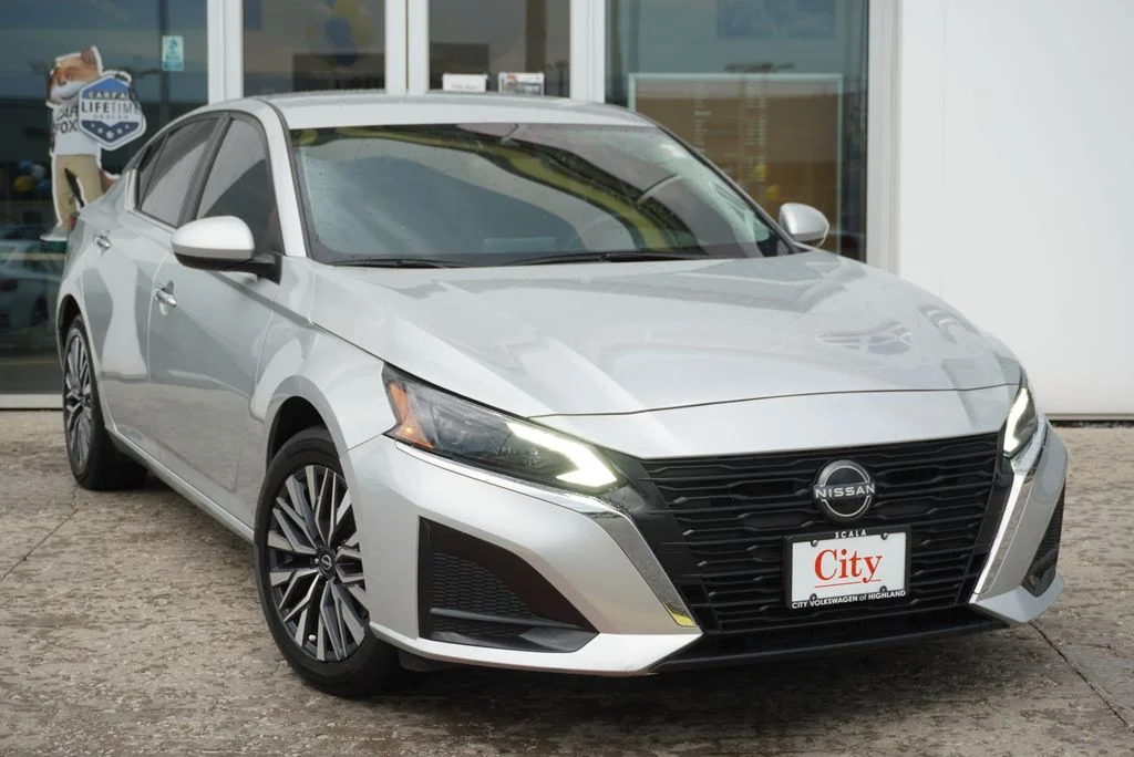 Used 2023 Silver Nissan 2.5 SV image 9