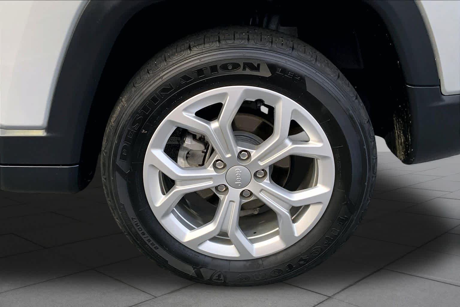 Used 2024 Silver Zynith Metallic Clearcoat Jeep Latitude image 11