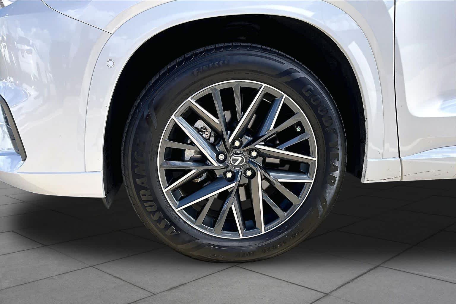 Used 2025 Wind Chill Pearl Lexus Premium image 11