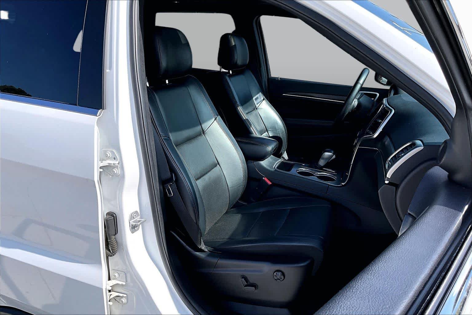 Used 2018 Bright White Clear Coat Jeep Limited image 9
