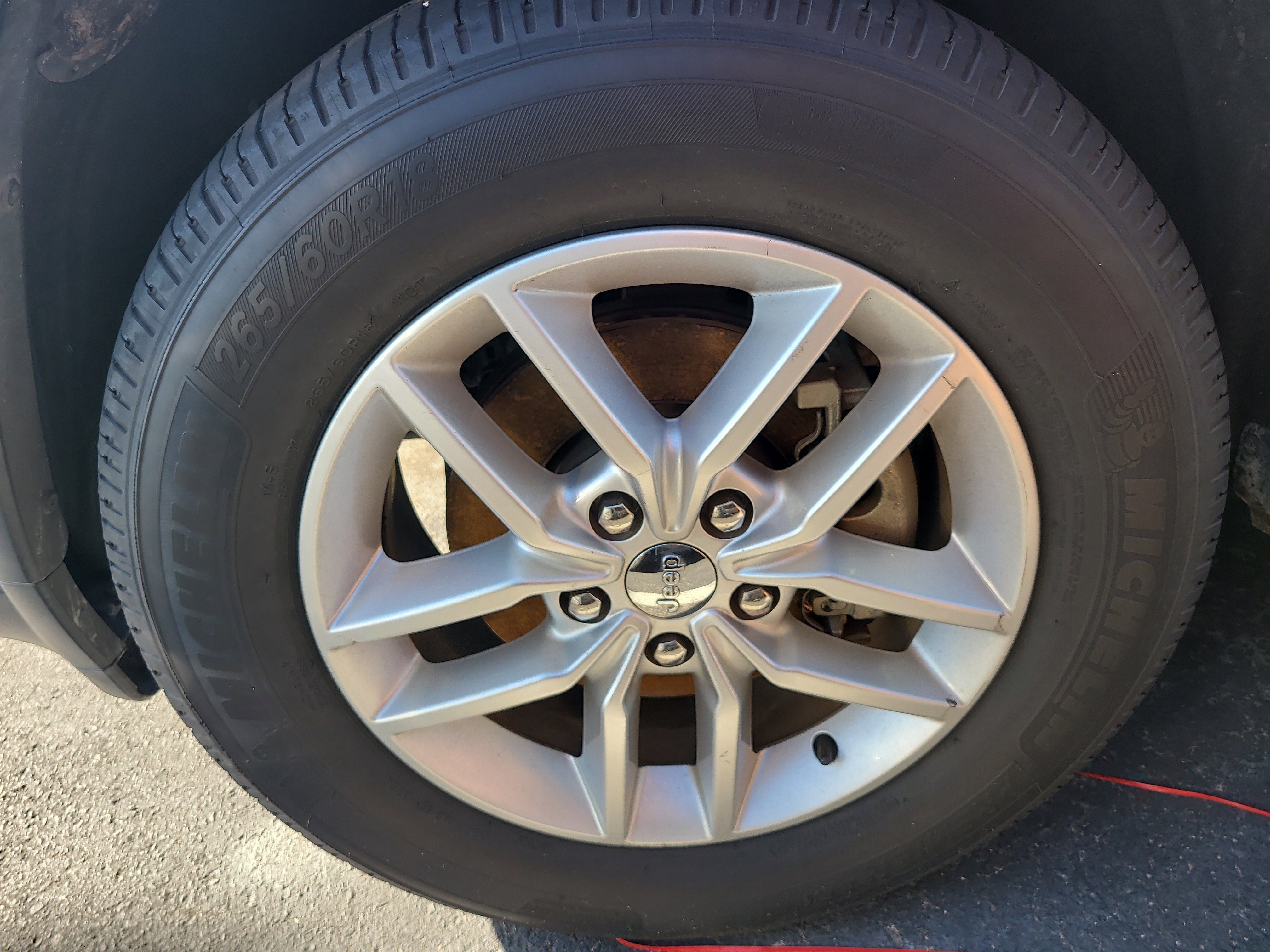 Used 2018 Diamond Black Crystal Pearlcoat Jeep Laredo E image 8