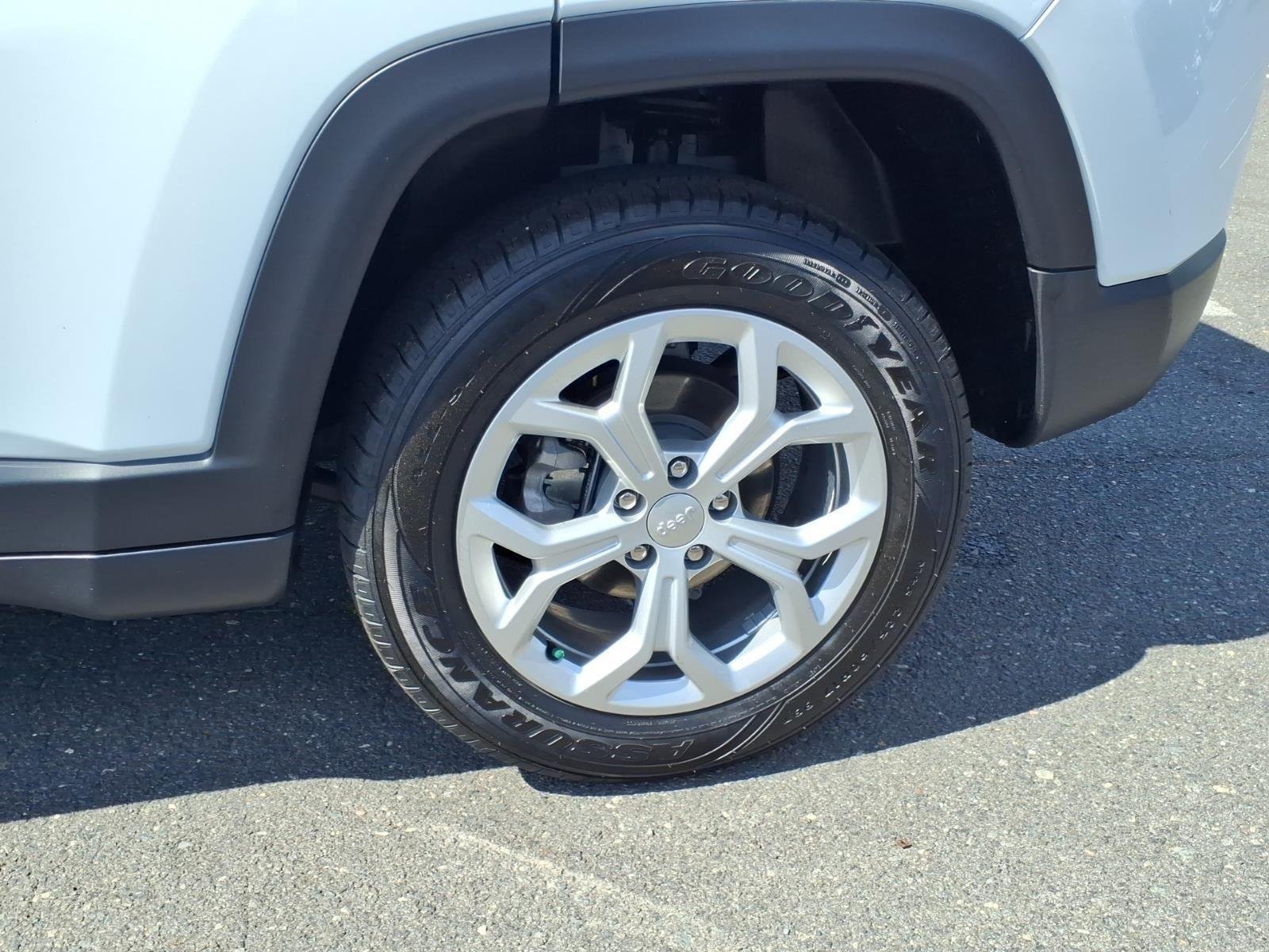Used 2024 Bright White Clearcoat Jeep Latitude image 11