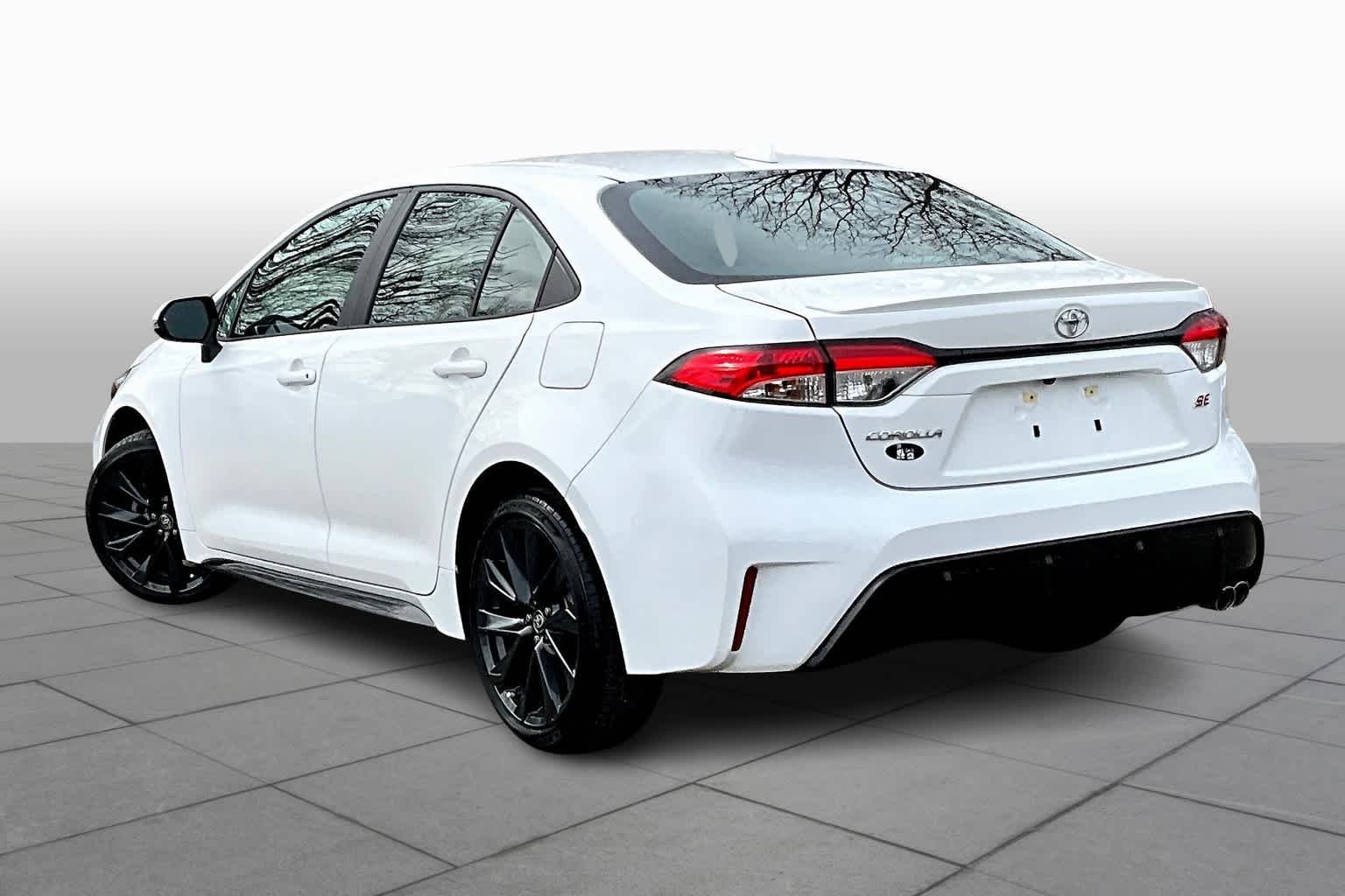 Used 2024 Ice Cap Toyota SE image 11