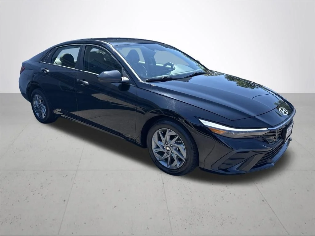 Used 2024 Black Hyundai SEL image 4