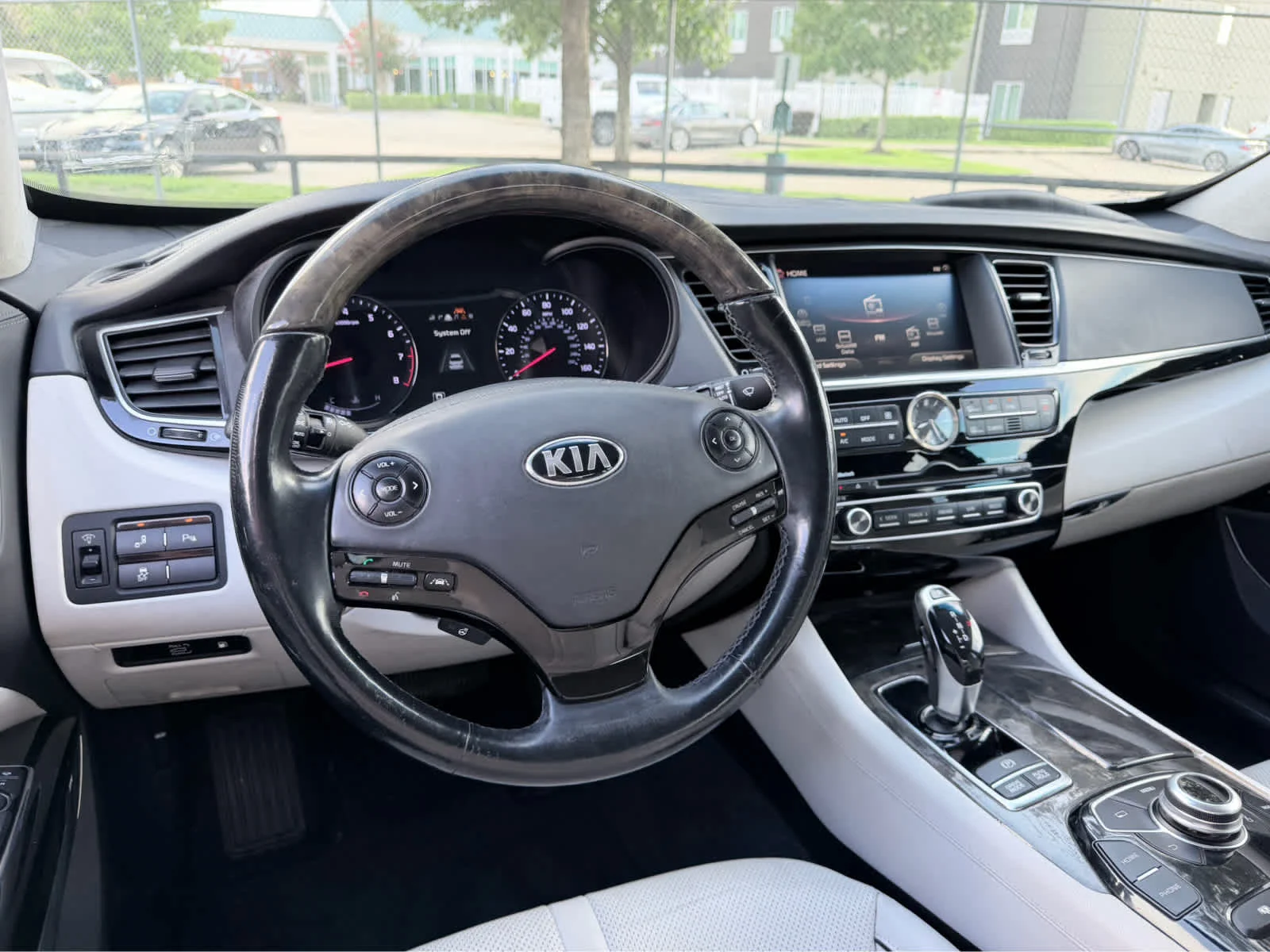 Used 2015  Kia Luxury image 9