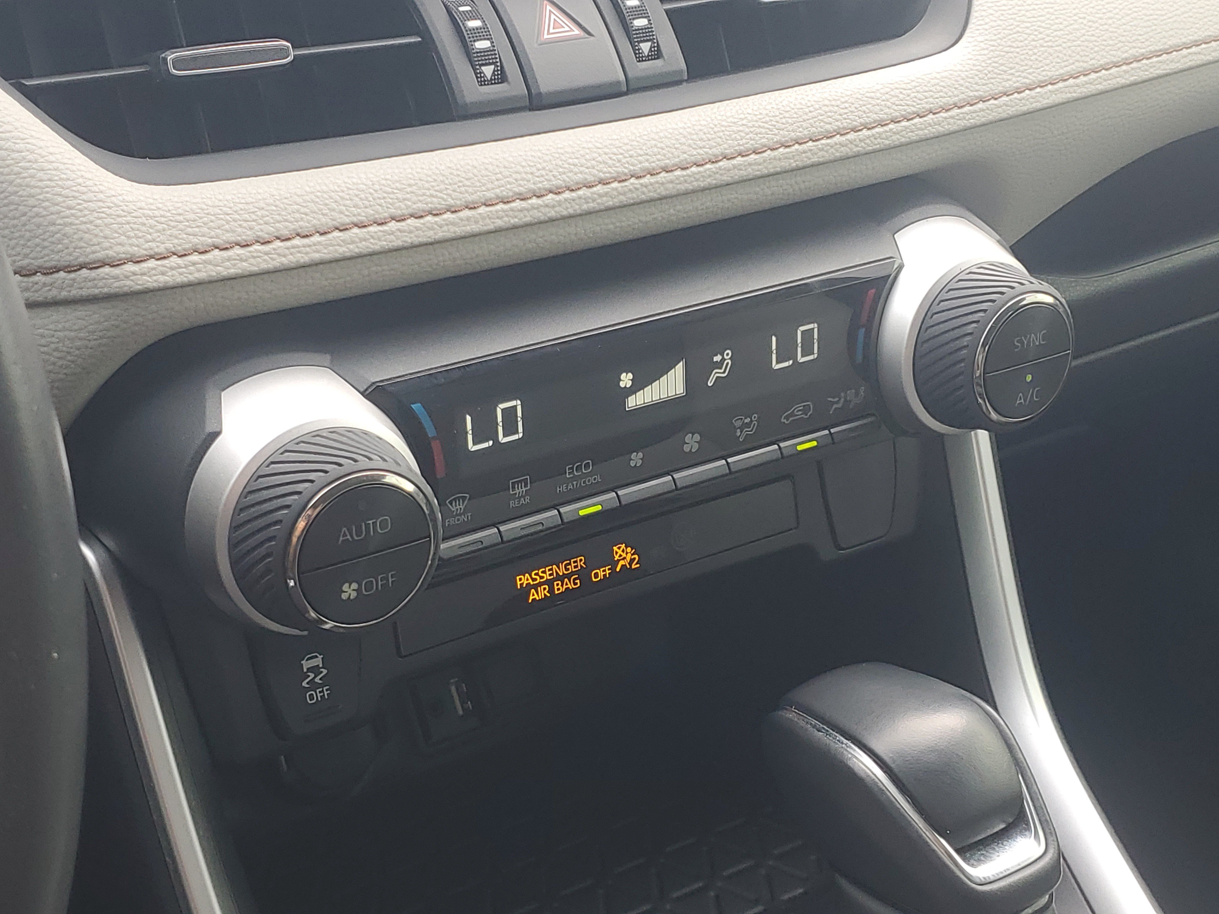 Used 2019 Pearl Toyota XLE Premium image 30