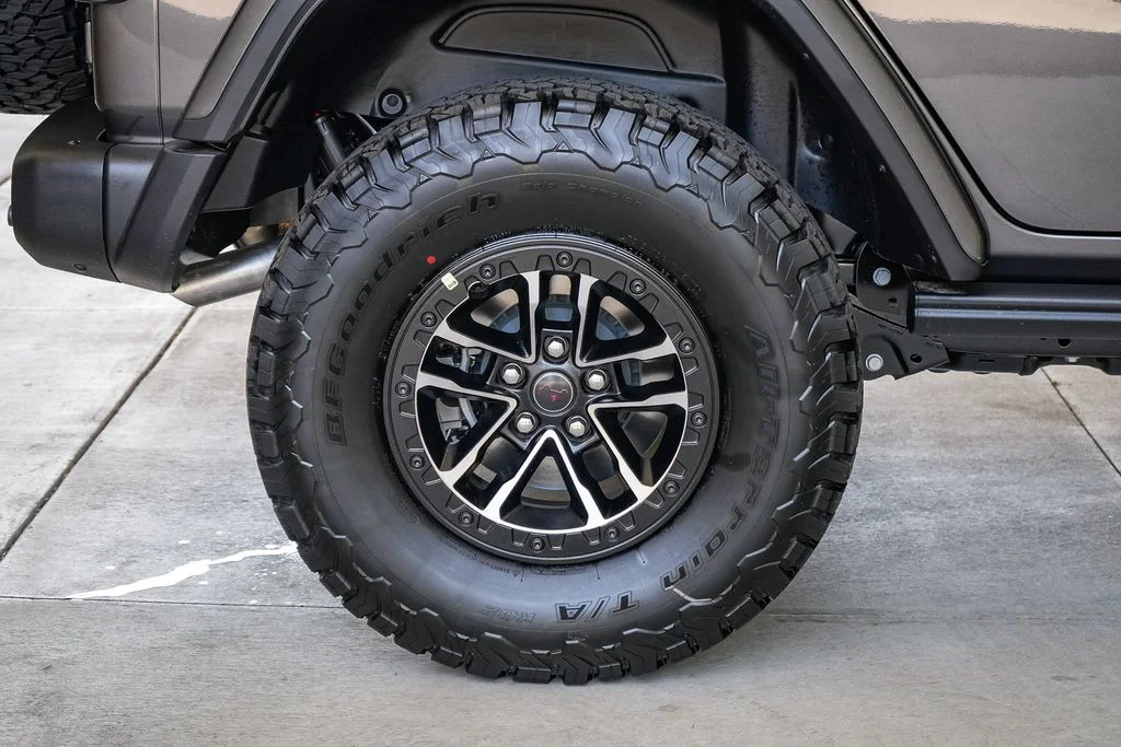 New 2026 Granite Crystal Metallic Clear-Coat Exterior Paint Jeep Rubicon X image 11