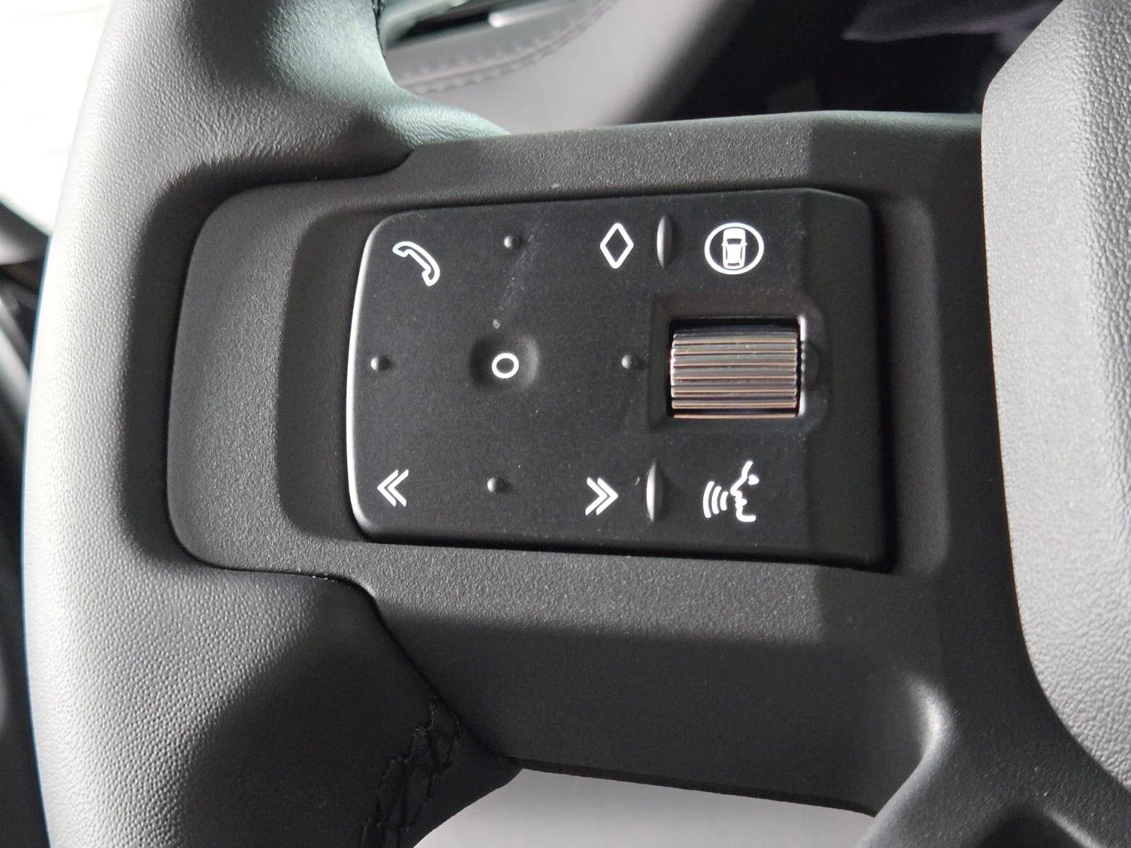 New 2026 Carpathian Grey Land Rover X-Dynamic SE image 25