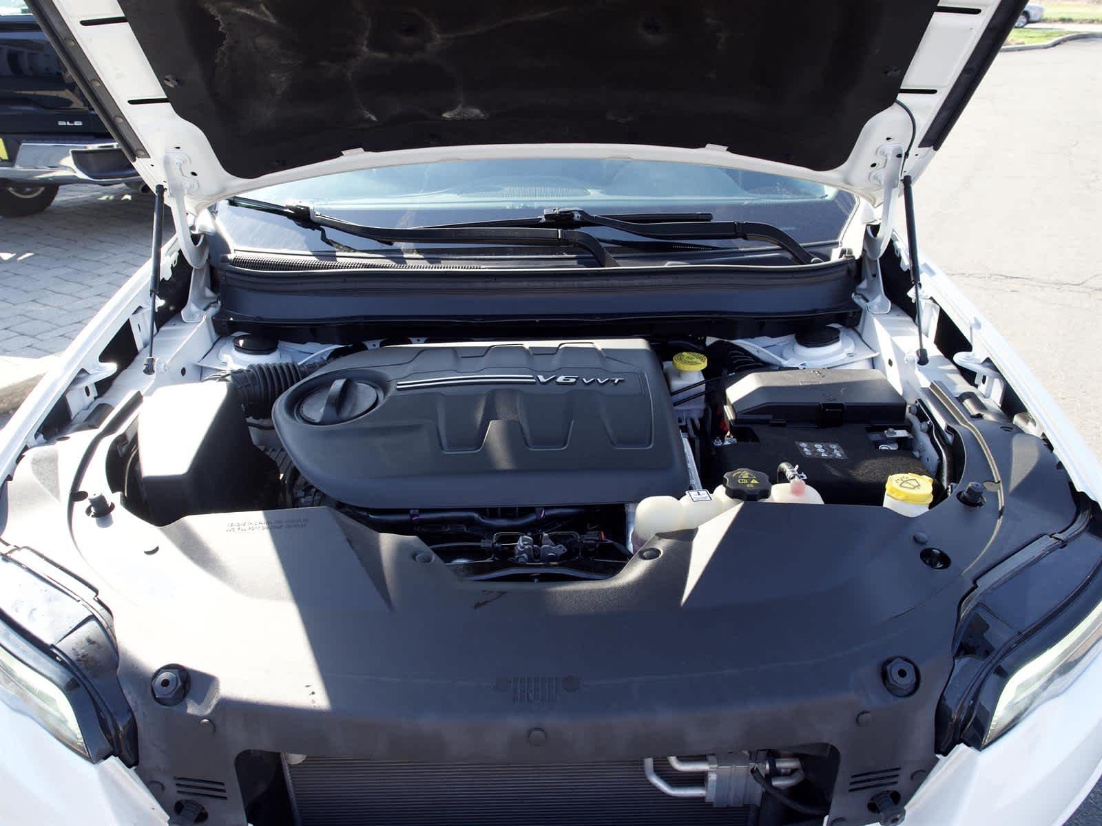 Used 2022 White Jeep Latitude Lux 4x4 image 25