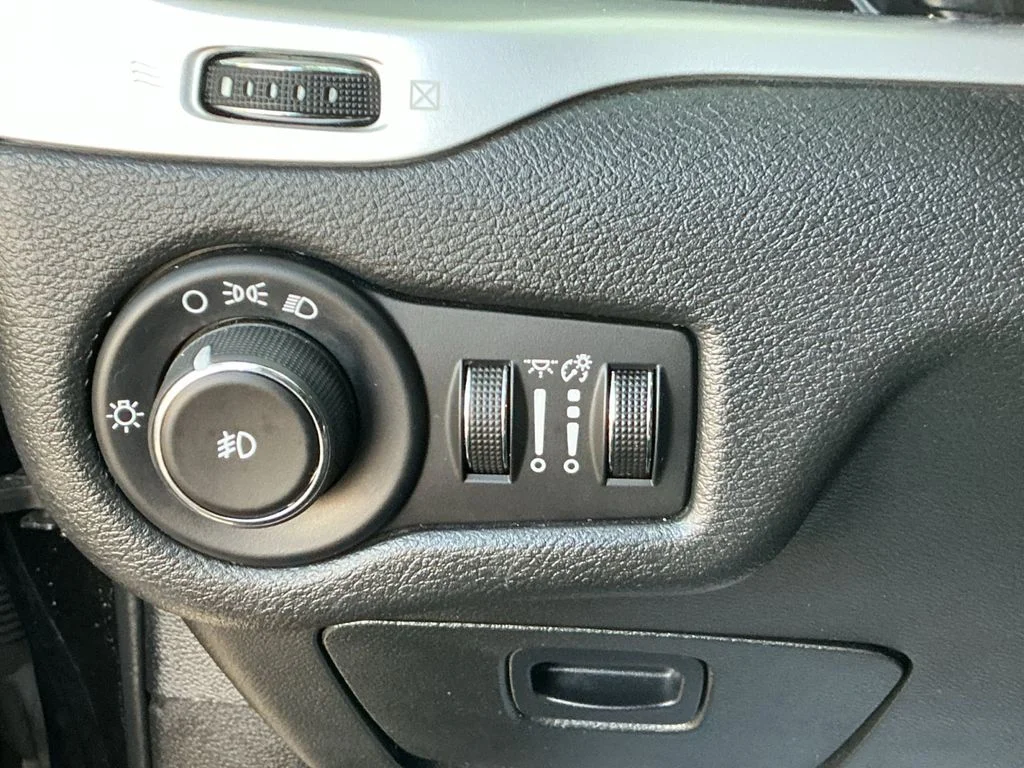 Used 2014 Black Jeep Latitude image 18
