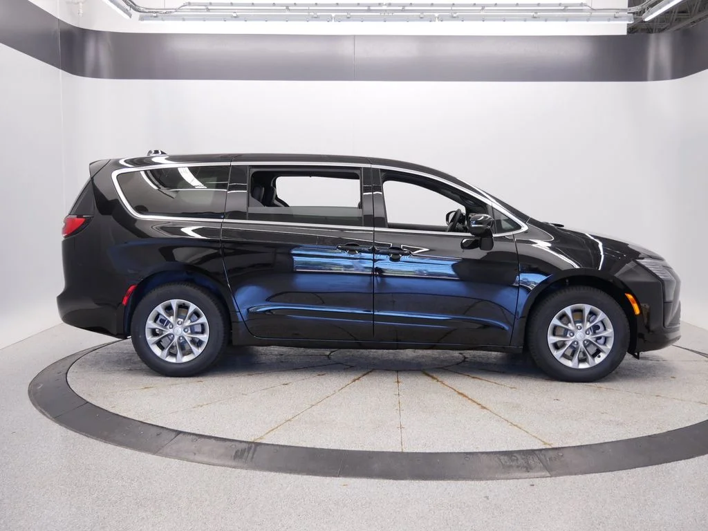 New 2027 Diamond Black Crystal Pearl-Coat Exterior Paint Chrysler Select image 7
