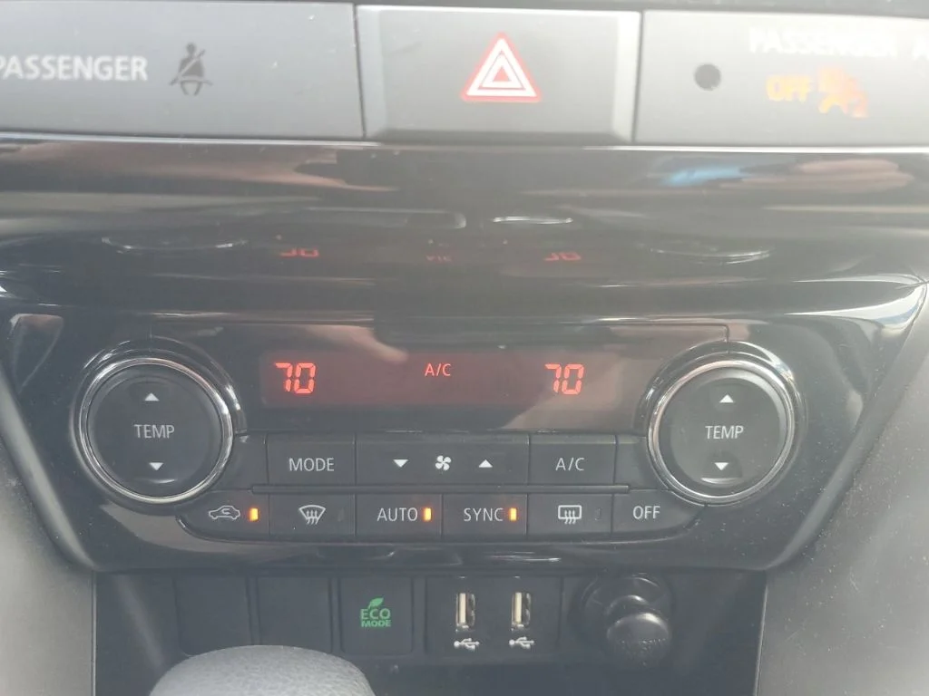 Used 2025 White Mitsubishi SE image 23