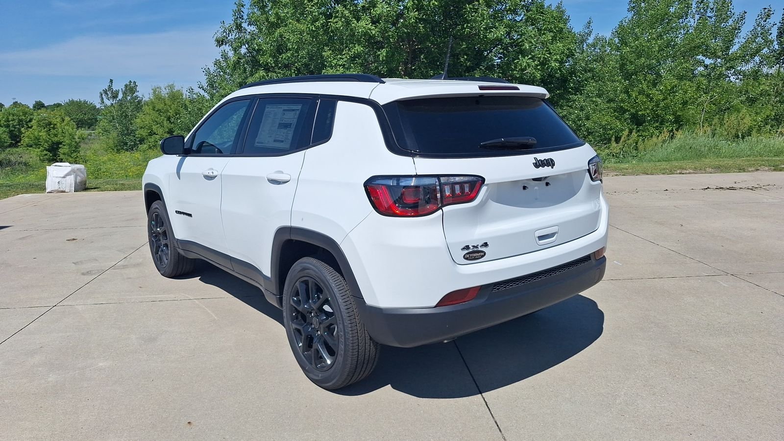 New 2026 Bright White Clear-Coat Exterior Paint Jeep Latitude image 3